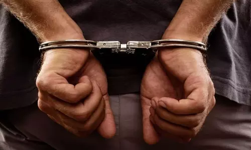 Andhra: नाबालिगों से छेड़छाड़ के आरोप में दो गिरफ्तार Andhra: नाबालिगों से छेड़छाड़ के आरोप में दो गिरफ्तार