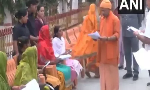 CM Yogi ने गोरखनाथ मंदिर में जनता दर्शन किया और गौ सेवा की CM Yogi ने गोरखनाथ मंदिर में जनता दर्शन किया और गौ सेवा की
