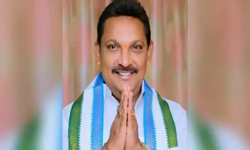 Andhra: वाईएसआरसी के पूर्व विधायक ग्रांधी श्रीनिवास पर आयकर छापे जारी Andhra: वाईएसआरसी के पूर्व विधायक ग्रांधी श्रीनिवास पर आयकर छापे जारी
