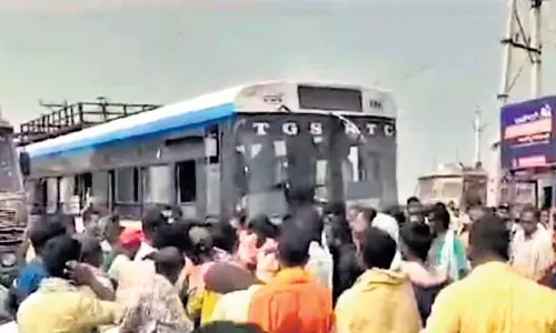 Telangana: मिल मालिकों द्वारा धान के लिए एमएसपी देने से इनकार करने पर किसानों ने किया प्रदर्शन Telangana: मिल मालिकों द्वारा धान के लिए एमएसपी देने से इनकार करने पर किसानों ने किया प्रदर्शन