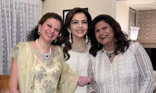 Nita Ambani रॉयल्टी के लिए सफेद चिकनकारी लहंगे में बेहद खूबसूरत लग रही थीं Nita Ambani रॉयल्टी के लिए सफेद चिकनकारी लहंगे में बेहद खूबसूरत लग रही थीं