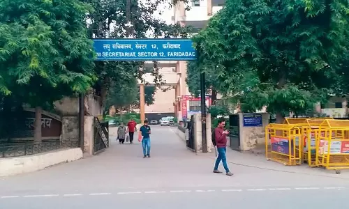 Haryana : चुनाव कार्यालय का कर्मचारी कैमरे पर शराब पीते पकड़ा गया