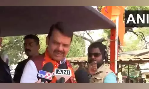 Maharashtra : देवेंद्र फडणवीस ने ओवैसी पर निशाना साधा Maharashtra : देवेंद्र फडणवीस ने ओवैसी पर निशाना साधा