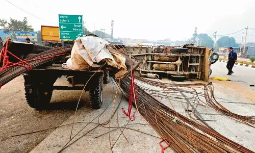 Haryana : पिकअप वैन और ट्रैक्टर की टक्कर में 3 की मौत, 6 घायल Haryana : पिकअप वैन और ट्रैक्टर की टक्कर में 3 की मौत, 6 घायल