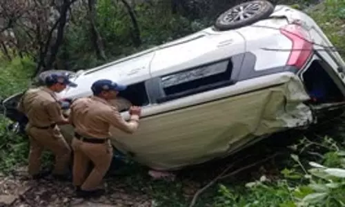 Kaladhungi: गुरुग्राम के पर्यटकों की कार अनियंत्रित होकर खाई में गिरी, 6 घायल Kaladhungi: गुरुग्राम के पर्यटकों की कार अनियंत्रित होकर खाई में गिरी, 6 घायल