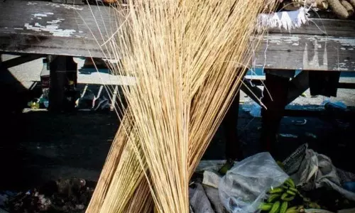 पुरानी झाड़ू को फेंकने की गलती न करे