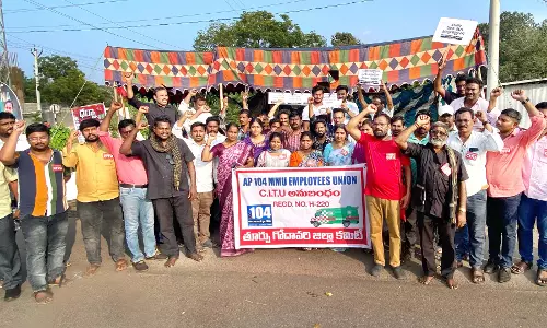 104 MMU कर्मचारियों द्वारा अवैतनिक लाभ और नौकरी की सुरक्षा को लेकर विरोध प्रदर्शन