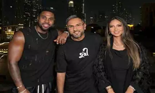 Yo Yo Honey Singh, Jason Derulo दुबई में बुर्ज खलीफा के सामने पोज देते हुए