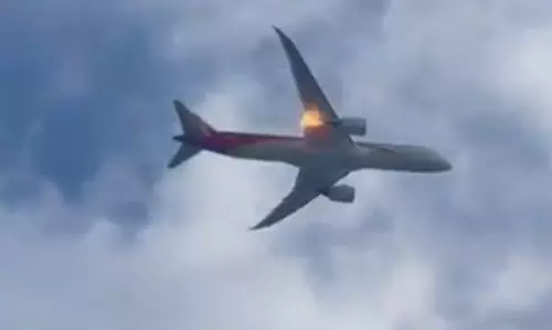 इंजन में आग लगने के बाद बोइंग 787 वापस Rome लौट आया इंजन में आग लगने के बाद बोइंग 787 वापस Rome लौट आया