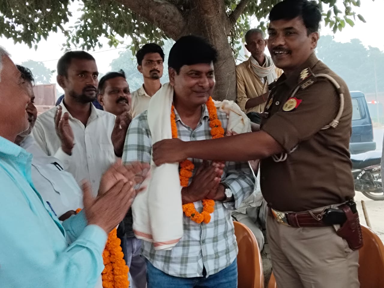 Kushinagar: छठ घाट पर उत्कृष्ट व्यवस्था करने पर प्रधान सम्मानित