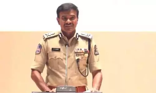 CP आनंद ने अपनी तस्वीर के साथ नागरिकों को धोखाधड़ी वाले कॉल के बारे में आगाह किया CP आनंद ने अपनी तस्वीर के साथ नागरिकों को धोखाधड़ी वाले कॉल के बारे में आगाह किया