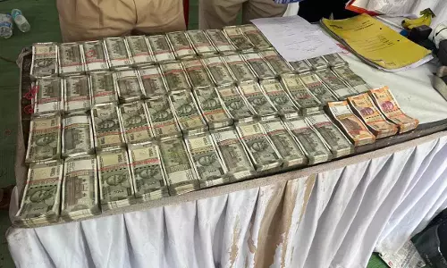 रायपुर में कार से 27 लाख कैश जब्त