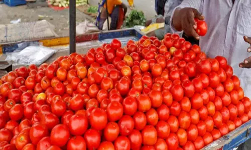 सब्जियों के बढ़ते दाम प्याज आलू और टमाटर पर तीखे तेवर