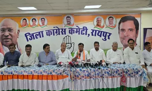 रायपुर दक्षिण के वोटरों को सोना बाँट रही बीजेपी : दीपक बैज