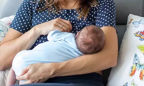 आधी रात को बच्चे को दूध पिलाती युवती का वीडियो वायरल, युवक गिरफ्तार
