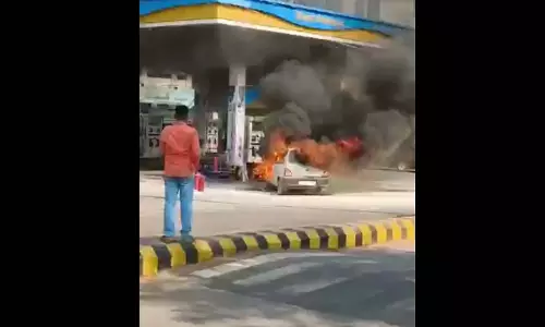 पेट्रोल पंप का VIDEO, आग की चपेट में मारुति 800 कार, अटकी लोगों की सांस पेट्रोल पंप का VIDEO, आग की चपेट में मारुति 800 कार, अटकी लोगों की सांस