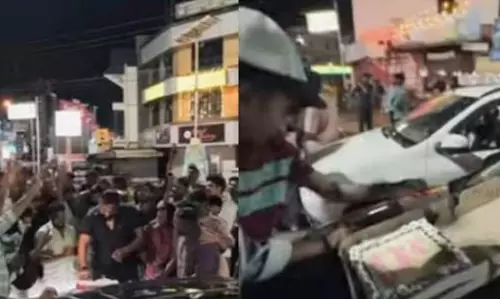 KERALA : डीवाईएफआई कार्यकर्ता के सार्वजनिक जन्मदिन समारोह KERALA : डीवाईएफआई कार्यकर्ता के सार्वजनिक जन्मदिन समारोह