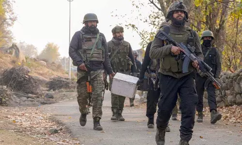 Srinagar के जबरवान जंगल में गोलीबारी से हड़कंप, लोग दहशत में भागे Srinagar के जबरवान जंगल में गोलीबारी से हड़कंप, लोग दहशत में भागे