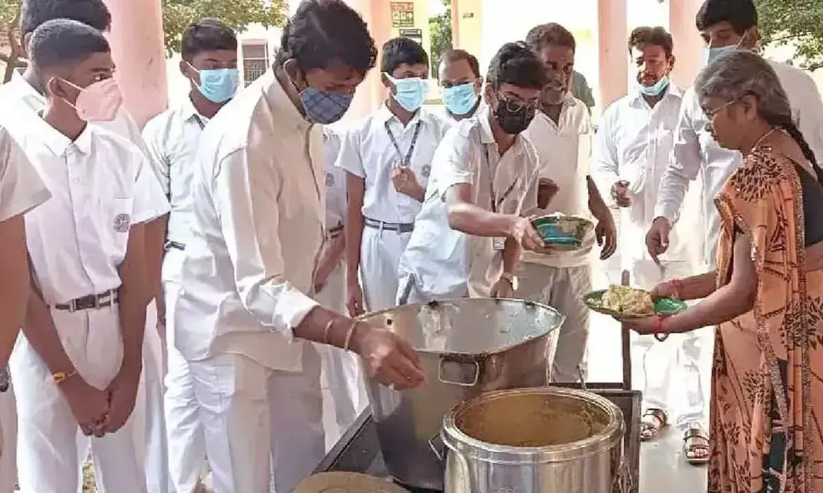 Andhra Pradesh: कक्षा 10 के विद्यार्थियों ने बिना शर्त सेवा दी Andhra Pradesh: कक्षा 10 के विद्यार्थियों ने बिना शर्त सेवा दी