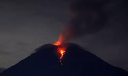 Indonesia के सेमेरू ज्वालामुखी में फिर विस्फोट, शिखर से 1 किलोमीटर ऊपर राख निकली Indonesia के सेमेरू ज्वालामुखी में फिर विस्फोट, शिखर से 1 किलोमीटर ऊपर राख निकली