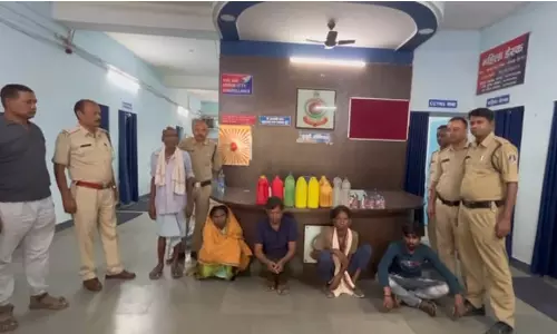 महिला समेत 5 गिरफ्तार, अवैध शराब के खिलाफ पुलिस की रेड