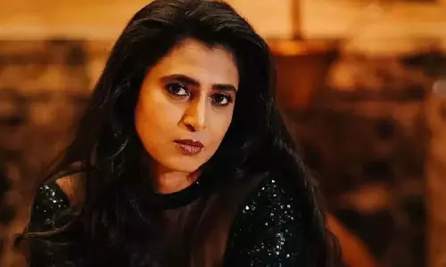 Telugu लोगों के खिलाफ विवादित टिप्पणी के बाद अभिनेत्री कस्तूरी शंकर फरार Telugu लोगों के खिलाफ विवादित टिप्पणी के बाद अभिनेत्री कस्तूरी शंकर फरार