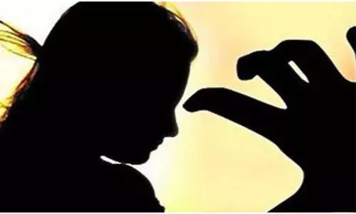 छेड़छाड़ से परेशान होकर नाबालिग लड़की ने की खुदकुशी, पुलिसवालों पर गिरी गाज