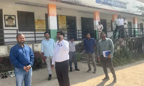 Dungarpur: सामान्य प्रेक्षक के. विवेकानंद ने मतदान केंद्रों का निरीक्षण किया