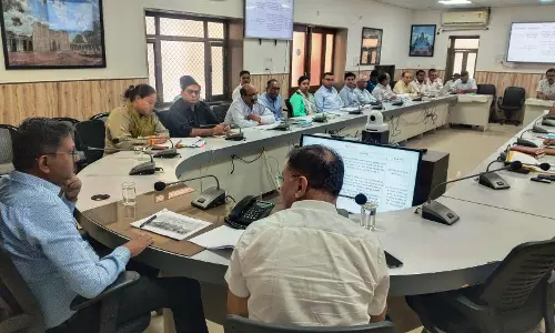 Jalore: जिला कलेक्टर ने साप्ताहिक समीक्षा बैठक में अधिकारियों को दिए निर्देश