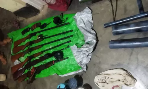 Manipur : सुरक्षा बलों ने पहाड़ी और घाटी जिलों में भारी मात्रा में हथियार और गोला-बारूद बरामद किया