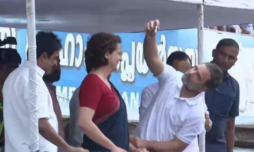 राहुल-प्रियंका गांधी ने वायनाड में निकाला रोड शो, देखें LIVE VIDEO... राहुल-प्रियंका गांधी ने वायनाड में निकाला रोड शो, देखें LIVE VIDEO...