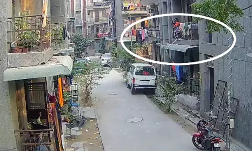 हे भगवान! अपार्टमेंट का LIVE वीडियो, बच्चा खेलते-खेलते बालकनी से गिरा