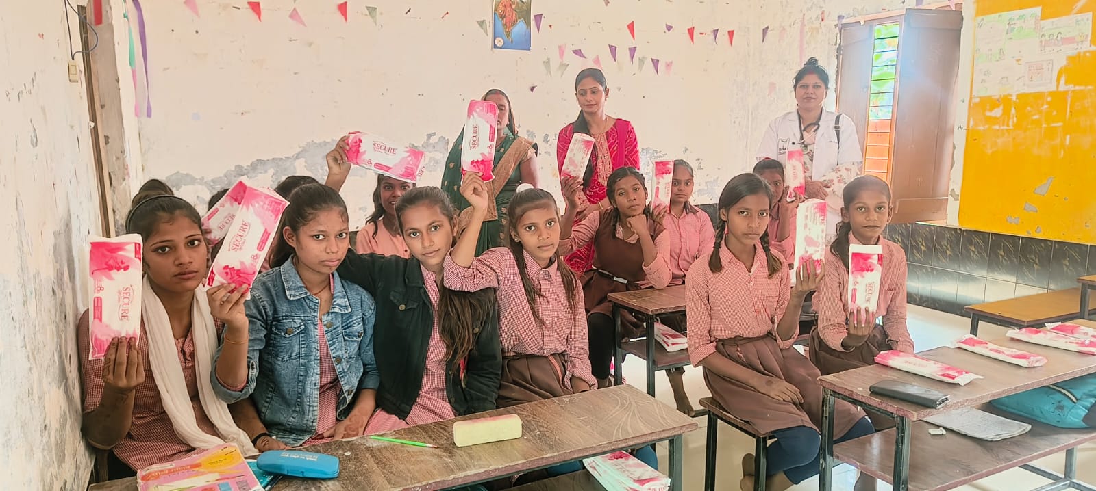 छात्राओं को दी मासिक धर्म की जानकारी, Sanitary pads बांट किया जागरूक