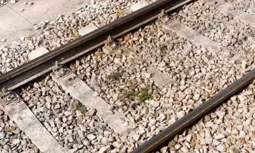 रेल की पटरी टूट गई...मचा हड़कंप, रेल अधिकारियों ने क्या बताया? रेल की पटरी टूट गई...मचा हड़कंप, रेल अधिकारियों ने क्या बताया?