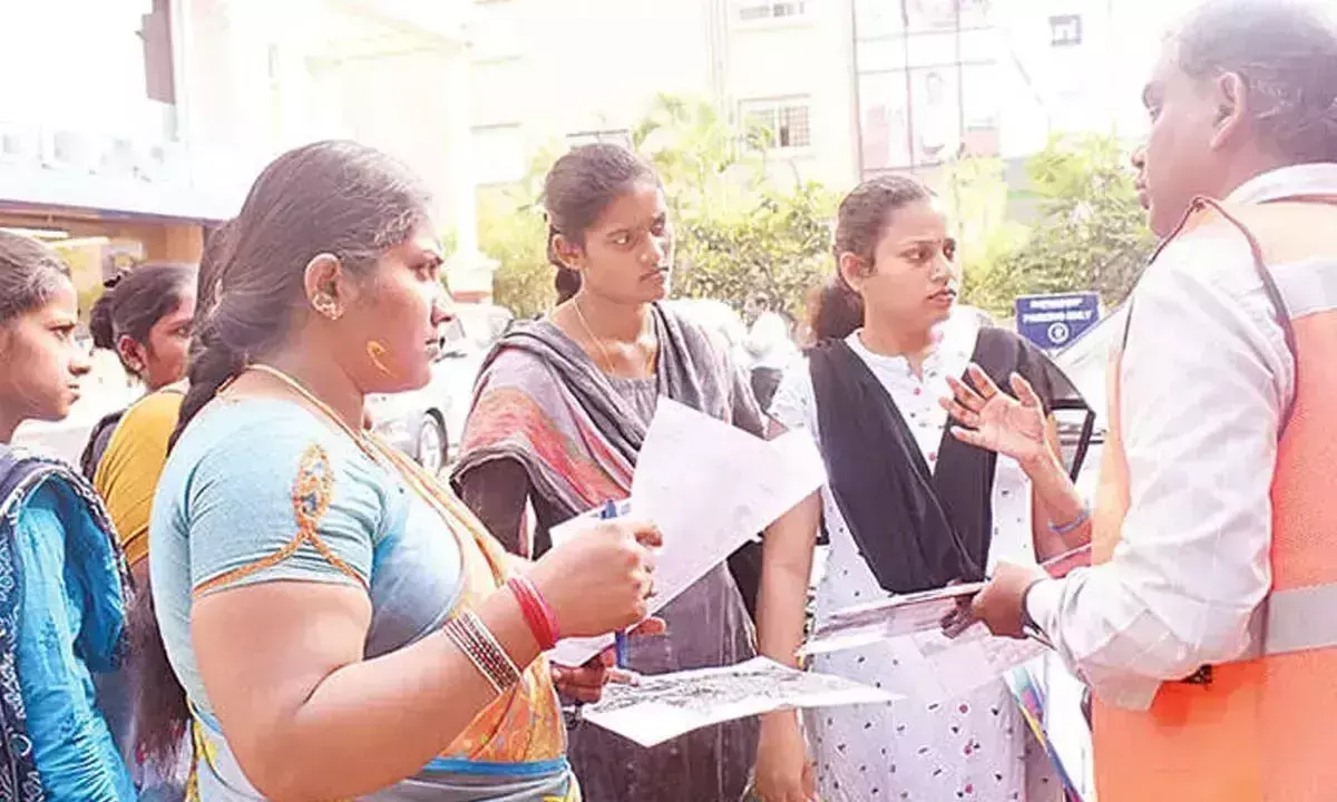 Telangana: एकीकृत जाति सर्वेक्षण गणनाकर्ताओं को कठिन समय का सामना करना पड़ रहा