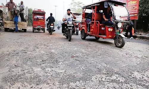 Jalandhar: क्षतिग्रस्त सड़क और यातायात की समस्या से यात्रियों को परेशानी