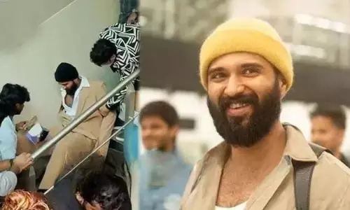 सीढ़ियों से फिसलकर गिरे Vijay.. ट्रोलर्स को मुक्का सीढ़ियों से फिसलकर गिरे Vijay.. ट्रोलर्स को मुक्का