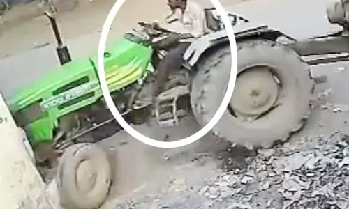 पिता-पुत्र के पास था ट्रैक्टर, तभी...सामने आया दिल दहला देने वाला वीडियो पिता-पुत्र के पास था ट्रैक्टर, तभी...सामने आया दिल दहला देने वाला वीडियो
