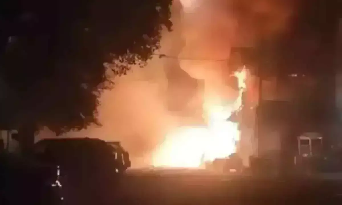 Hyderabad के आरामघर चौराहे पर स्क्रैप यार्ड में भीषण आग लग गई