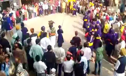 Jammu: गुरु नानक देव के प्रकाश उत्सव के उपलक्ष्य में नगर कीर्तन निकाला गया