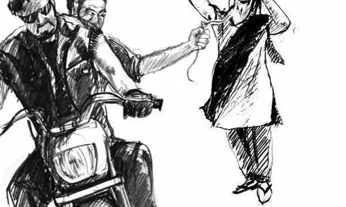 Ludhiana: बाइक सवार दो बदमाशों ने शिक्षिका की सोने की चेन छीनी Ludhiana: बाइक सवार दो बदमाशों ने शिक्षिका की सोने की चेन छीनी