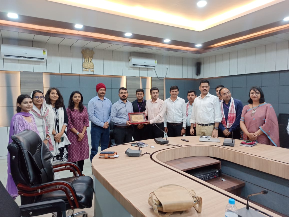 Assam के तिनसुकिया में तिनसुकिया के जिला आयुक्त ने किया आईएस के 10 छात्र अधिकारियों से बातचीत