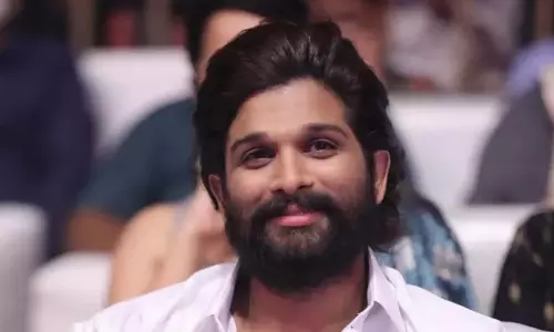 Allu Arjun के फैंस ने फर्जी वीडियो को लेकर यूट्यूब चैनल के कार्यालय पर हमला किया Allu Arjun के फैंस ने फर्जी वीडियो को लेकर यूट्यूब चैनल के कार्यालय पर हमला किया