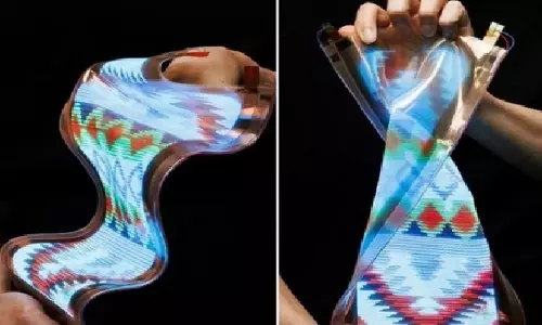 दुनिया का पहला सचमुच Stretchable Display का अनावरण