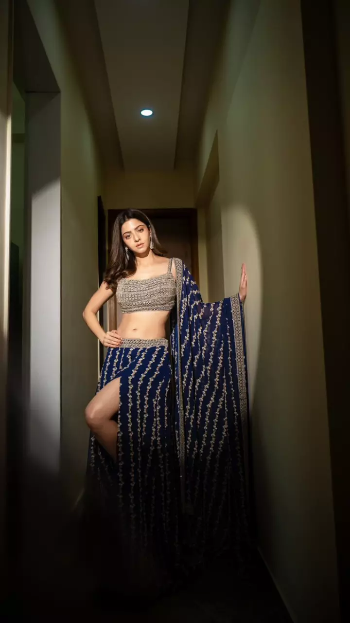 वेधिका का सिज़लिंग लुक