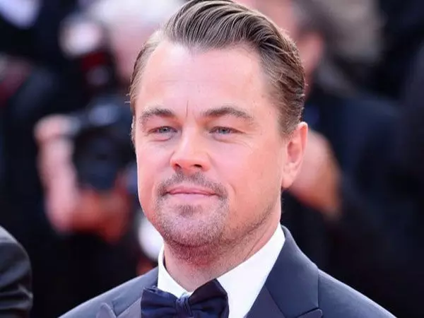 Leonardo DiCaprio ने ब्रैड पिट, रॉबर्ट डी नीरो और अन्य लोगों के साथ अपना जन्मदिन मनाया