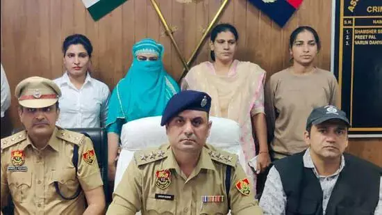 Haryana:7 करोड़ रुपये की जबरन वसूली के मामले में गैंगस्टर की पत्नी गिरफ्तार Haryana:7 करोड़ रुपये की जबरन वसूली के मामले में गैंगस्टर की पत्नी गिरफ्तार