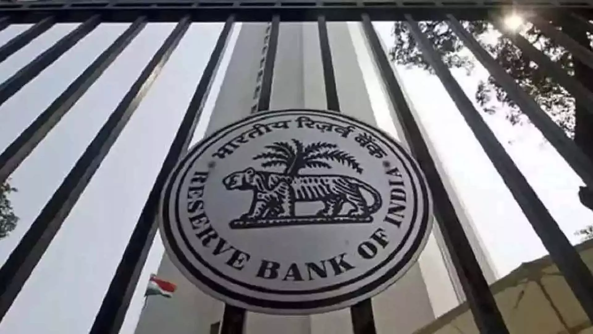 Fed ने ब्याज दरों में कटौती की, लेकिन RBI भी ऐसा करने की जल्दी में नहीं