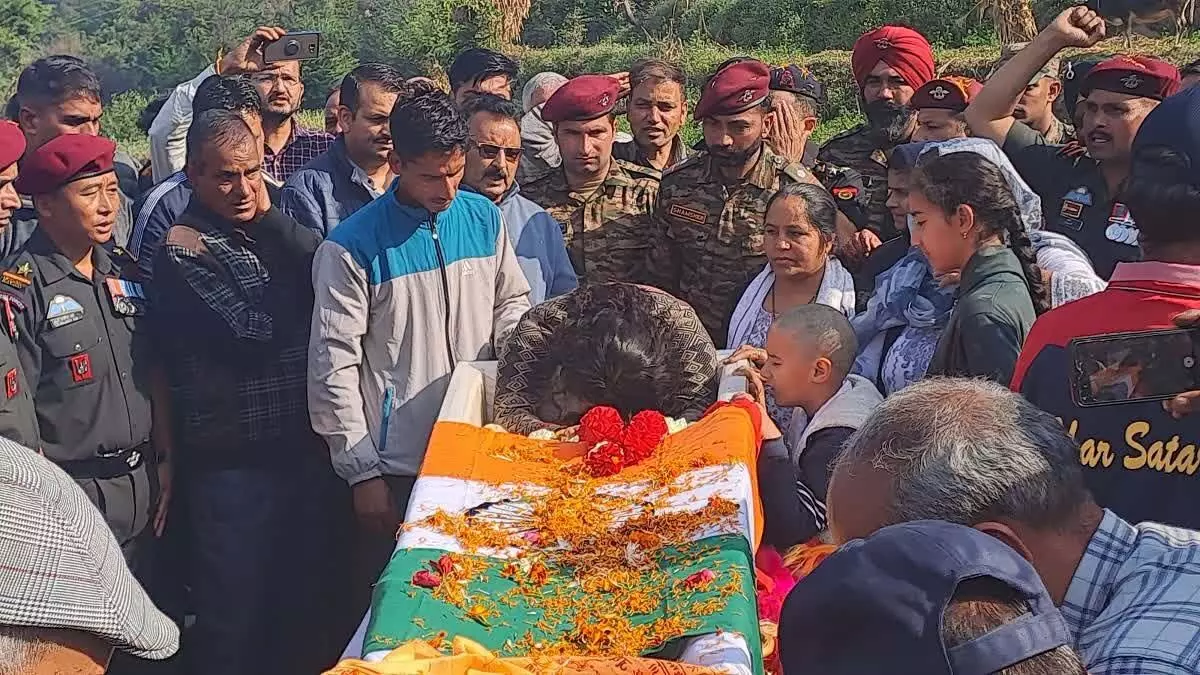 पंचतत्व में विलीन हुए शहीद राकेश कुमार, नम आंखों से पत्नी ने जय हिंद के नारों से पति को दी अंतिम विदाई