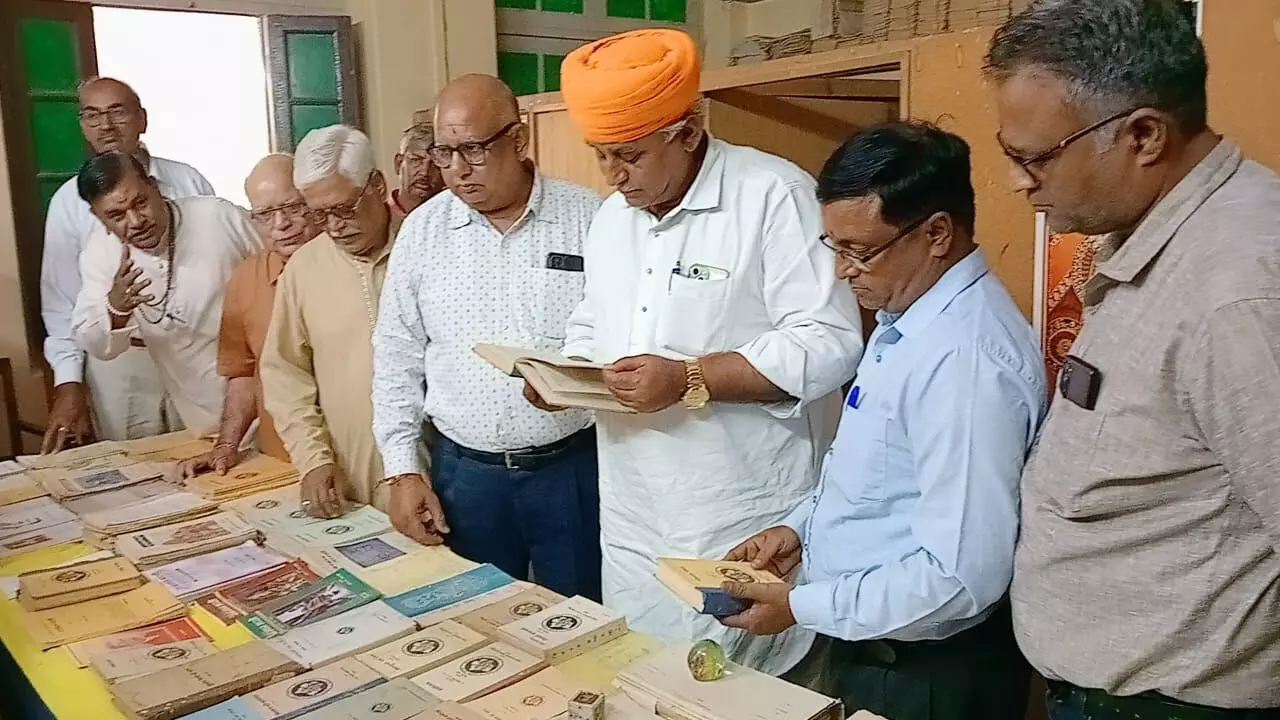 Bikaner: सादुल राजस्थानी रिसर्च इंस्टीट्यूट की दो दिवसीय पुस्तक प्रदर्शनी प्रारंभ पांडुलिपियां